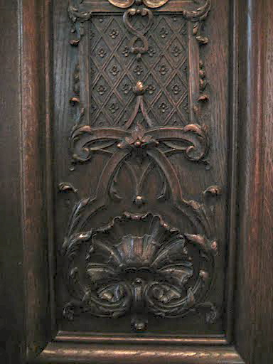 The walls of the gallery are very elaborate.