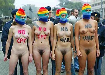 Nude per protesta contro guerra e CPT