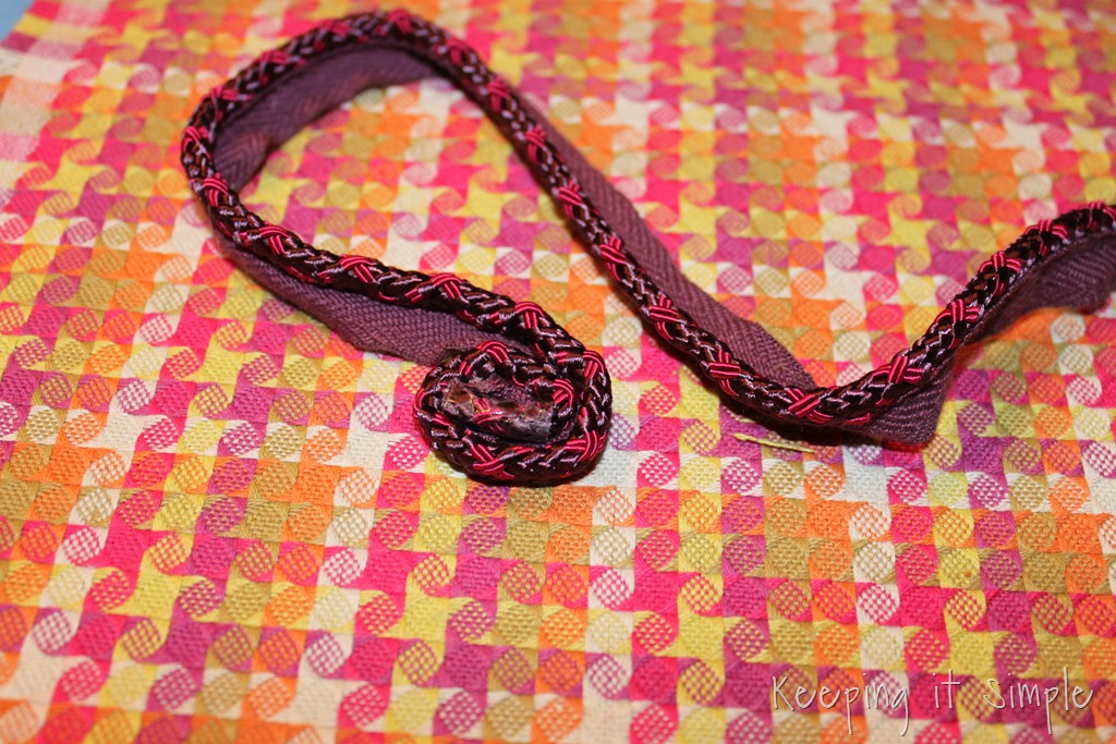 [Piping-on-a-pillow-208.jpg]