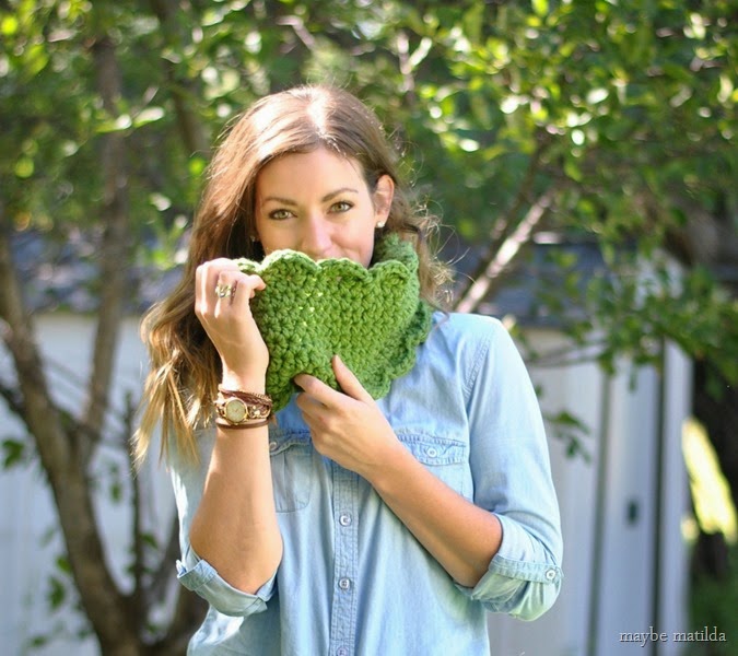 Free crochet pattern to make this cute chunky scalloped cowl! Quick, easy project for beginning crocheters!