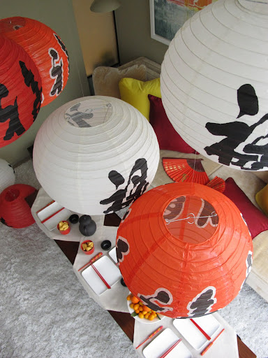 The paper lanterns do not have lights in them, but to have them glow in the evening I am planning to place battery opperated tea-lights inside of each. The paper lanterns do not have lights in them, but to have them glow in the evening I am planning to place battery opperated tea-lights inside of each.