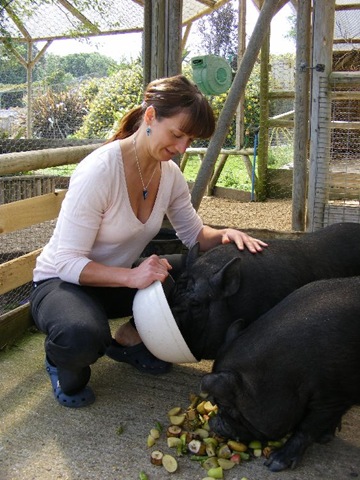 [Serena%2520feeding%2520Miniature%2520Pigs%2520DSCF4186%255B8%255D.jpg]