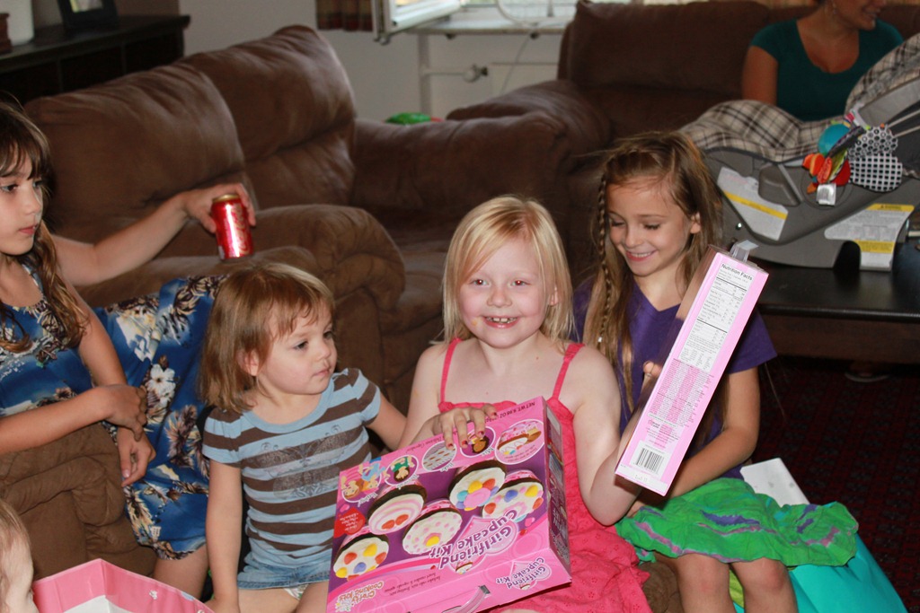 [First%2520day%2520of%25201st%2520grade%2520and%2520Kayden%2527s%25207th%2520birthday%25202011-08-29%2520016%255B4%255D.jpg]