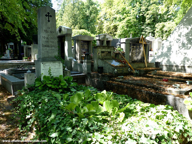 Tumbas-cementerio-Mirogoj-2.JPG