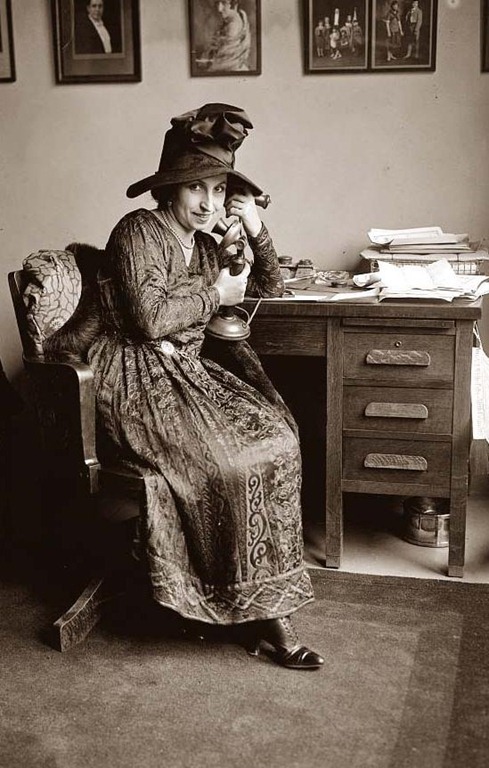 [Talking-Woman-Phone-0018.jpg]