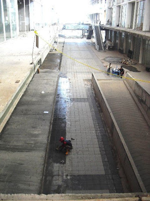 City Walk, tampak pemasangan keramik sedang dikerjakan per 4 Juni 2010