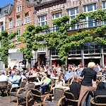 DSC00922.JPG - 2.06.2013.  Haarlem -Grote Markt w niedzielne przedpołudnie; w tle XVII - wieczna zabudowa