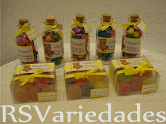 1-Vidrinho personalizado
    : R$ 3,80 - personalizado cheio / cento: R$350,00
    : R$ 2,80 - personalizado vazio / cento: R$250,00
    : min. 40 unids para ambas as opções.
    : Medidas= 8x3cm.
    : Capacidade= 40ml
    : Acompanha tag + lacinho em cetim.
    
    2- Caixa em acetato quadrada 
    : R$3,50 unid / cento R$340,00.
    : min. 40 unids.
    : Conteúdo jujuba.
    : Medidas - 5x5x3 cm.
    : Fechamento em fita de cetim, etiqueta personalizada e mini-chupeta ou mini-sapatinho.