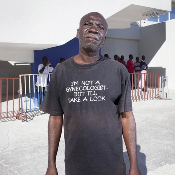 Haitianos não sabem o que está escrito na camiseta - www.deubandeira.com.br