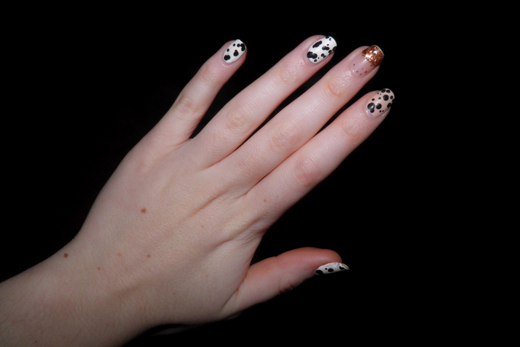 [DALMATIAN%2520GLITTER%2520NAILS%255B5%255D.jpg]