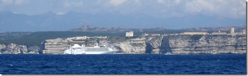 Hotel Dampfer (Cruiseliner) am Anker vor Bonifacio