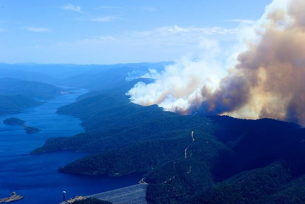 Bushfires in Gippsland near the town of Glenmaggie, near the Thompson Lake, 20 January 2013. Photo: Wayne Taylor / the Age