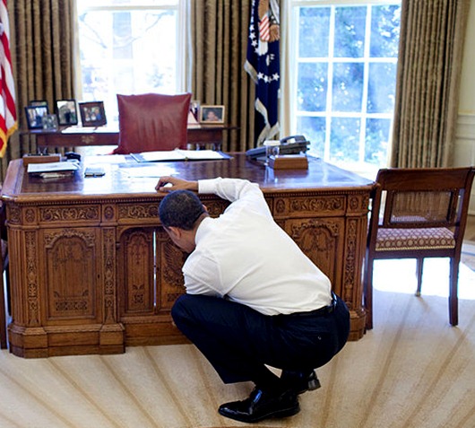 800px-Barack_Obama_with_Caroline_Kennedy_looking_at_Resolute_desk