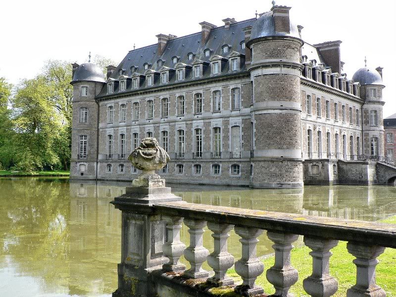 [Beloeil-Castle-Belgium-moat%255B5%255D.jpg]
