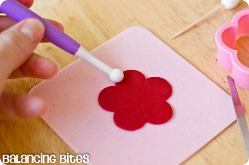 How to make small gumpaste roses (21)