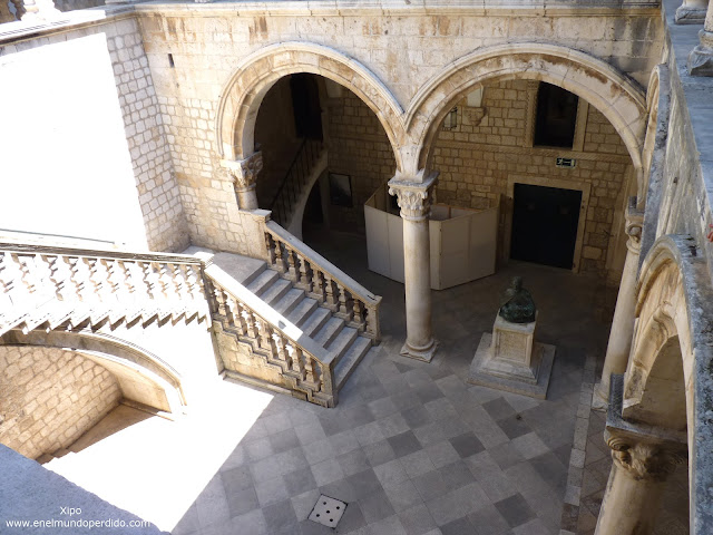 patio-interior-y-escaleras-del-apalacio-del-rector.JPG