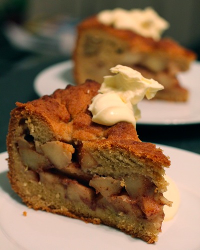 Appeltaart with cream.jpg Appeltaart with cream