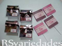 1- Caixa em acetato quadrada 
    : R$3,50 unid / cento R$340,00.
    : min. 40 unids.
    : Conteúdo jujuba.
    : Medidas - 5x5x3 cm.
    : Fechamento em fita de cetim, etiqueta personalizada e mini-chupeta ou mini-sapatinho.
    
    2- Pirulito com cartão de agradecimento
    : R$ 0,80 unid (min. 50 unids)
    : Cento=R$70,00