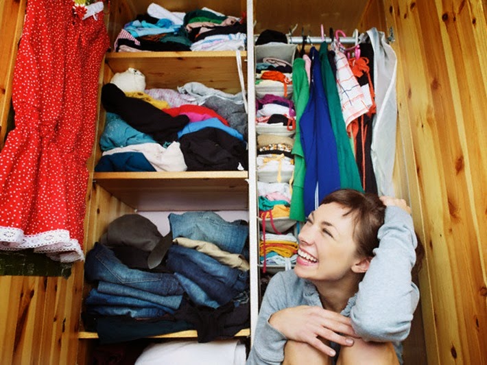 20 Truques pra organizar casas e quartos pequenos. armario-guarda-roupas-baguncado