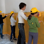 Foto Alessandro Bosio: MAESTRI,GENITORI E RAGAZZI RIDIPINGONO AULE DELLA SCUOLA MANZONI Foto Alessandro Bosio: MAESTRI,GENITORI E RAGAZZI RIDIPINGONO AULE DELLA SCUOLA MANZONI