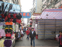 der "ladies market" in mong-kok / hongkong .. lauter billiges gefälschtes zeugs