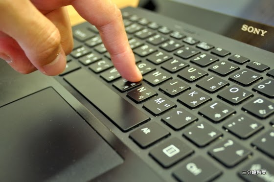 Sony Vaio Pro 13 往下壓,整個板子都在動 Sony Vaio Pro 13 往下壓,整個板子都在動