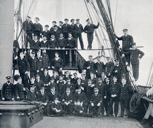 Tripulación de la fragata. De la revista VIDA MARITIMA. Año 1903