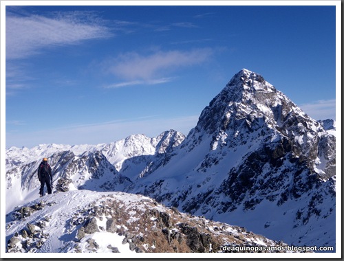 Canal Central SO 200m 50º con esquis (Pico de la Montañeta 2552m, Benasque, Pirineos) (Isra) 3356