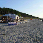 Widok na plaże na stronę wschodnią - w oddali widać latarnie morską w Niechorze.