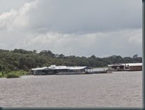 Aldeia flutuante no rio Amazonas. (3)