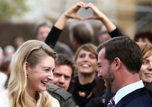 29934_m.jpgMirada cómplice de Guillermo de Luxemburgo y Stéphanie de Lannoy tras su boda civil