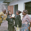 017_7.jpg - La journaliste de RTNC, radio télévision nationale  congolaise (Kinshasa) et les parents d'élèves de notre école de rue Luzala.