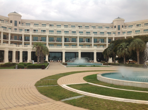 <Img src = "image.jpg" alt = "hotel las arenas, valencia, frontal y fuente">