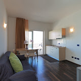 Cucina-soggiorno con divano-letto / Kitchen-living room with sofa bed