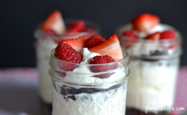 No-Bake Cheesecake with berries and chocolate crust - an easy dessert recipe