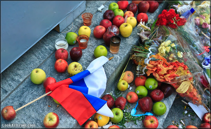 Америка 2.0 / Нью Йорк   Мемориал Стива Джобса у Apple Store на 5 ой авеню (foto america iphone  Я фото steve jobs new york ipad apple store apple  20111016 usa ny jobs memorial 013 9192)