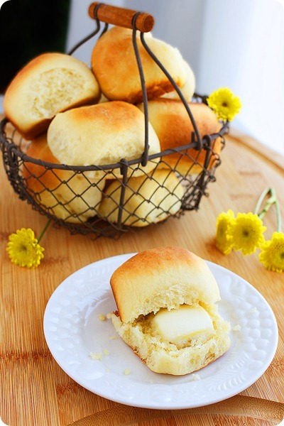 Easy Dinner Rolls – Buttery soft and simply delish for the side of soups, stews and any other meals! | thecomfortofcooking.com