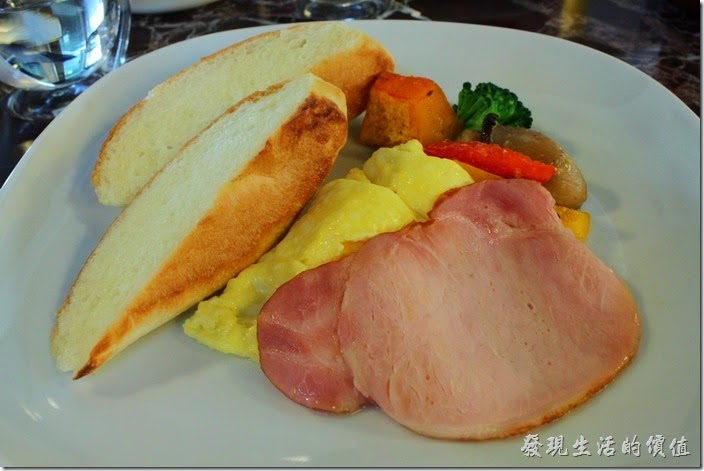 台南-Noi-coffe河內咖啡。散蛋的早午餐主食，食材與上面的一樣，唯一不一樣就是太陽蛋變成了散蛋。