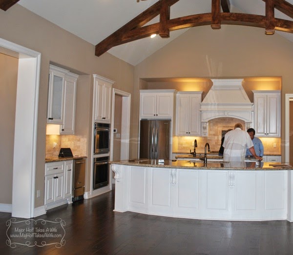 White kitchen with curved island and corbels.jpg White kitchen with curved island and corbels