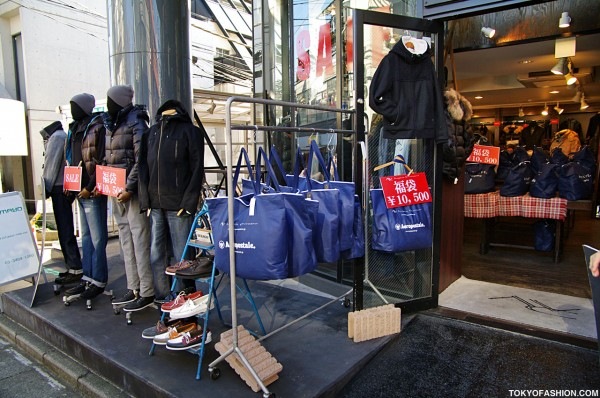 Liquidação Sacolas da Sorte no Japão: Compre sem saber o que está levando. Foto: TokyoFashion