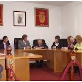 08-Salón de Plenos de Toreno con su Corporación, el Alcalde de Albatera y el Maestro Berná firman