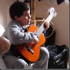 niño guitarrista clasica