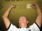 Der grosse Moment im "White Horse". Unter Blitzlichtgewitter darf sich jeder erfolgreiche Kanalschwimmer verewigen. "I've made my place in history". - The big moment in the 'white horse', where every successful channel swimmer has the right to write his name and crossing record on the wall.