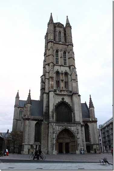 Saint Bavo Cathedral　バーフ大聖堂、12世紀に建築が始まり16世紀に完成した