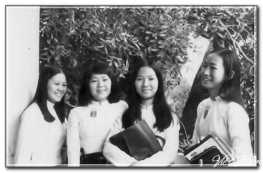 Khuôn mặt tươi tắn, rạng rỡ của nhóm nữ sinh một trường trung học miền Nam thập niên 1970 trong ngày tựu trường.