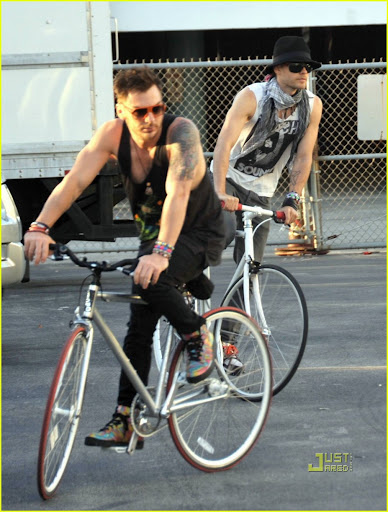 30 Seconds to Mars frontman Jared Leto takes a bike ride with his brother ... 30 Seconds to Mars frontman Jared Leto takes a bike ride with his brother ...