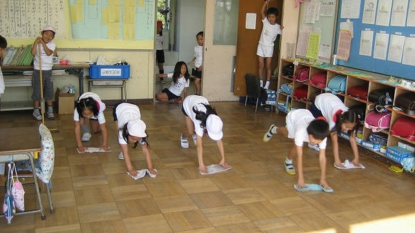 4- A maioria das escolas japonesas não têm zeladores 4- A maioria das escolas japonesas não têm zeladores