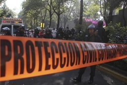 MÉXICO, D.F., 21OCTUBRE2011.- Un helicoptero del Estado de México se desplomo atras de los Viveros de Coyoacán. Entre las personas que viajaban se encontraba el Secretario de Desarrollo Metropolitano quien resultó lesionado, dos personas más perdieron la vida en el accidente. Elementos antimotinesmantienen resguardado la zona para que peritos realizen los peritajes correspondientes.
FOTO: SAÚL LÓPEZ/CUARTOSCURO.COM