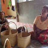 籐で作った籠を売る女性 / Women vending rattan baskets