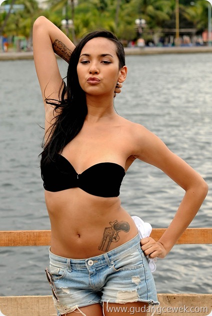 Pose-Pose Hot Model Indo || gudangcewek.com